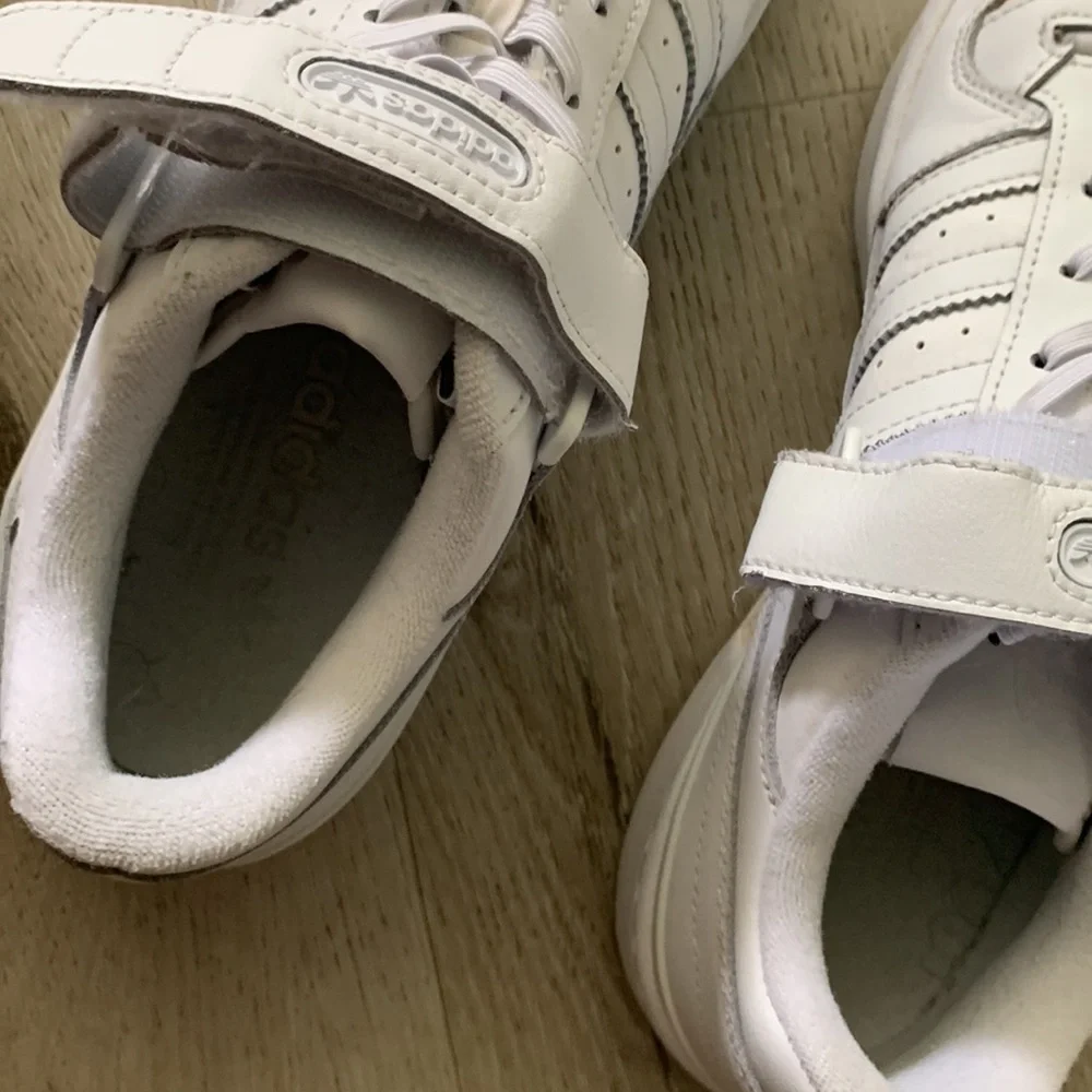 ADIDAS FORUM LOW’s white sneakers shoe’s casual size 9.5 back to school‎